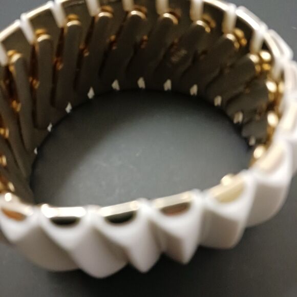 Signed Vintage Monet Braclet,white, Gold Tone. - Picture 3 of 4